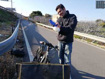 Ma � arrivato il momento di mettersi all�opera. Michele indossa prima un guanto, poi l�altro...